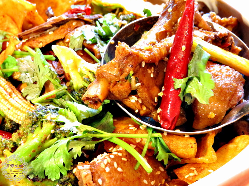 ★父親節特輯★2015.07.15 -【高雄】貝邑軒干鍋海鮮燒烤　父親節，就帶辛苦的老爸來吃這個一鍋兩吃不油膩銷魂干鍋料理！超有特色創意菜式錯過可惜啊！！