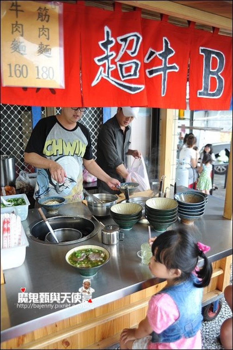《宜蘭民宿景點美食》礁溪超牛B之暗黑牛肉麵~每周只營業二天(六日)．一天限量30碗(攤頭也只準備30個碗)