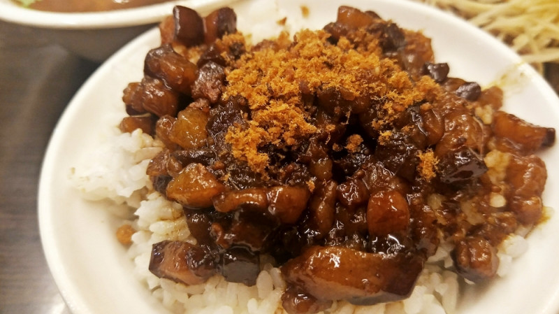 松山美食_五分埔魯肉飯│信義區平價小吃！魚鬆配上油亮魯肉飯，連吃好幾碗飯！ - 愛伊特candy的分享樂園