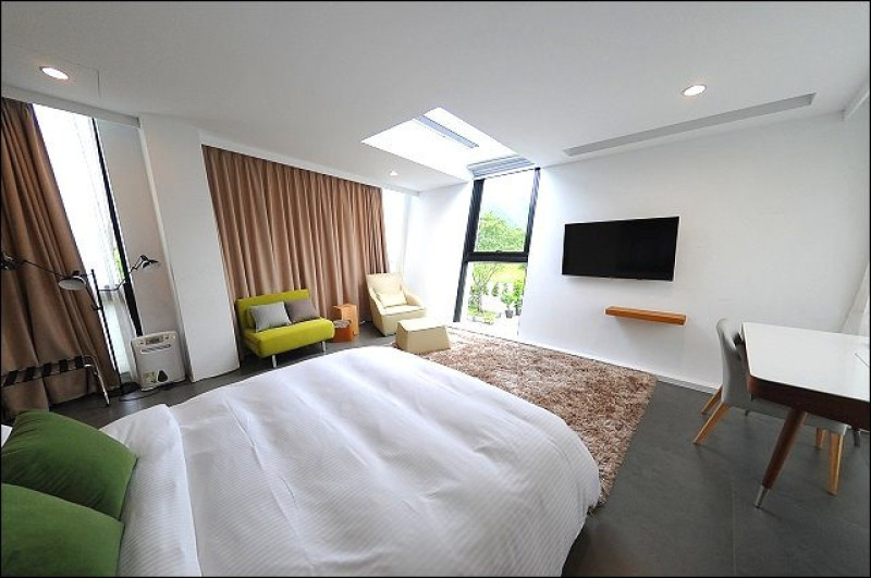 《宜蘭民宿景點》悠悅光Aura Villa~最近很夯的梅花湖新民宿．包棟開放泳池可烤肉歡唱KTV打麻將！