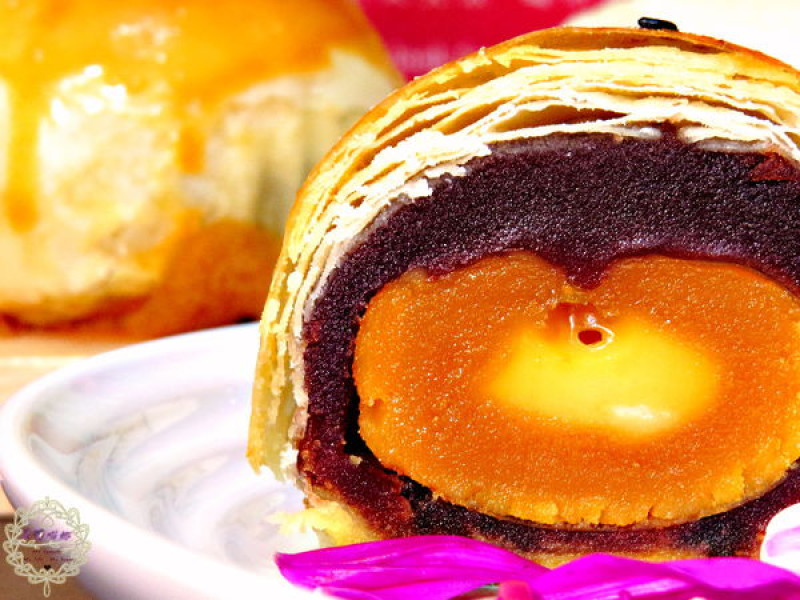 ★中秋節特輯★（體驗）2015.07.28 -【宅配美食推薦】天然微風烘焙坊 - 蛋黃酥、綠豆碰　超激推口感多層次的蛋黃酥，無腥味雙重口感的鴨蛋黃，不趕快存入肚子裡，我怕會被嫦娥搶走啊！！