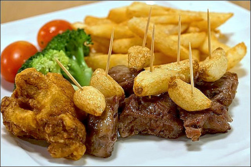 《捷運淡水信義線/信義安和站美食》全家人牛排~通化夜巿平價牛排新開店，碳烤活牡蠣限量供應，暑假打卡送好吃脆皮炸雞！