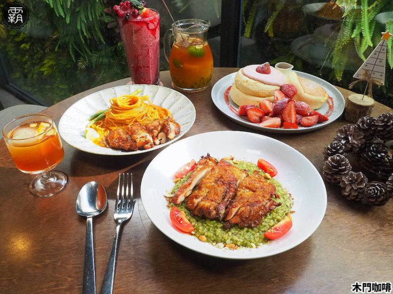 木門咖啡草莓舒芙蕾厚鬆餅，膨鬆軟綿口感配當季草莓，彩色木門搭整片植生牆，超好拍！