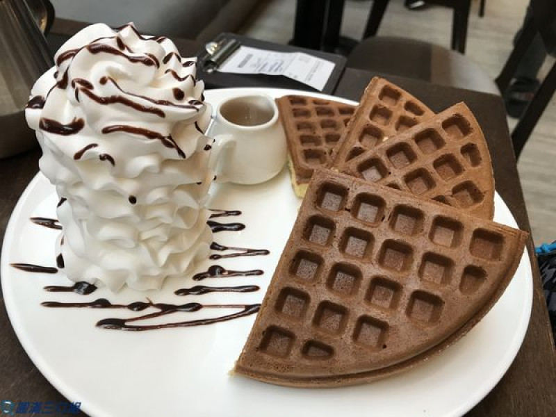 【食記】台中南屯_木門咖啡@最愛星球的滿天光景 一顆一顆充滿著奇幻探險氣息