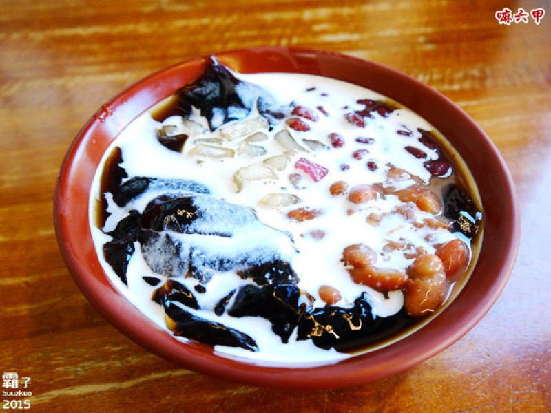 嘛六甲豆花，傳統豆花好吃，嫩仙草也值得一嚐～        
      