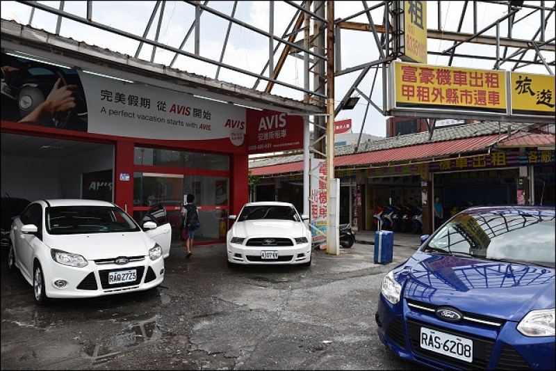 《2015花蓮金針花季放空5日遊》花蓮火車站AVIS安維斯租車．在地宅男主席帶路之美崙海鮮！