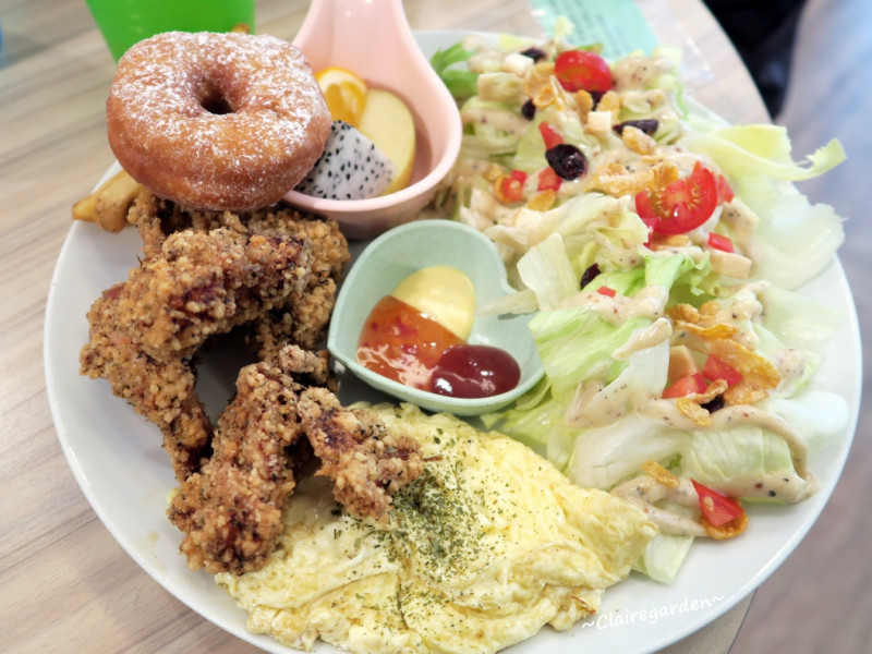 桃園 藝文特區 小咩手作輕食廚房~美味手切炸雞+可愛拉花歐蕾+彩虹優格蛋糕