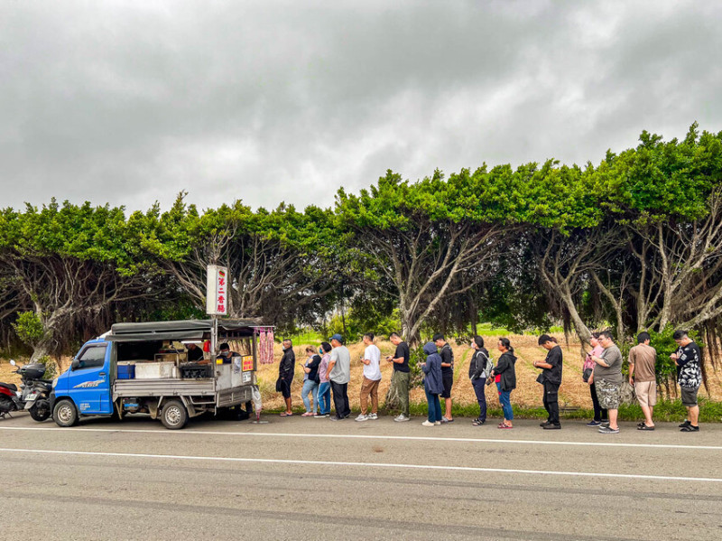 桃園市大園區第二香腸｜網路極少資料，一天只賣3.5小時隱藏版藍色發財車炭烤香腸