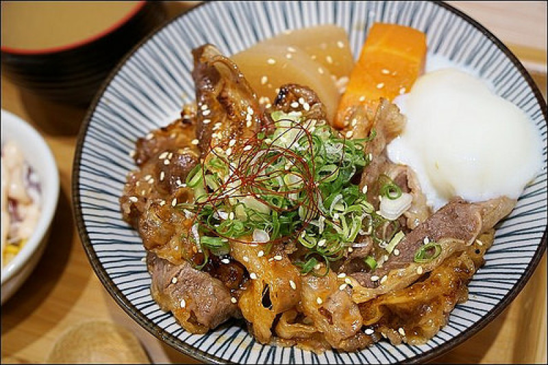 《捷運文湖線/中山國中站美食》丼魂超值午餐燒肉丼百元有找，粉嫩多汁牛小排我好愛，上班族小資女好選擇！