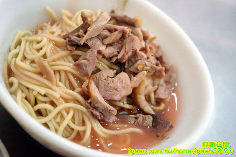 【嘉義-東區】銅板價x"鴨肉麵"..超好吃!~大推鴨肉麵.炒青菜.紅燒鴨肉...煙燻鴨肉/現切水果/冷氣..《阿波鴨肉麵》        
      