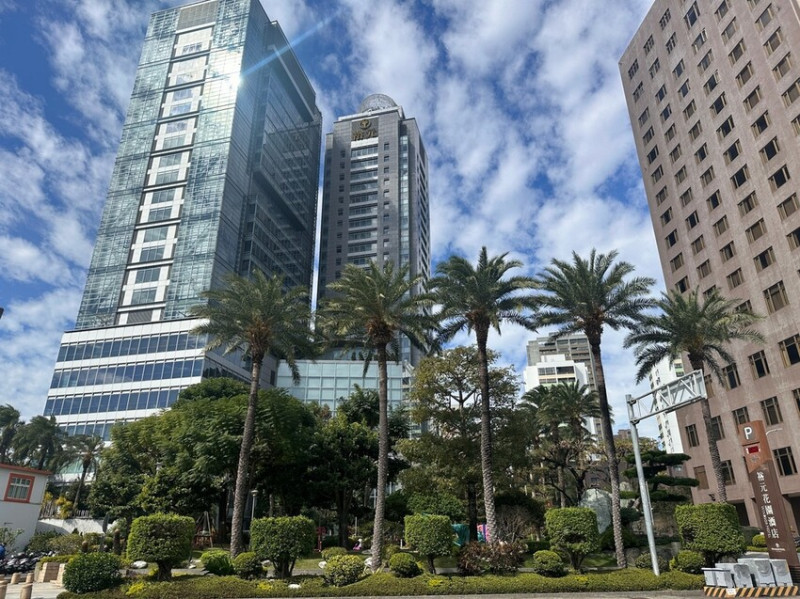 【台中美食推薦】：裕元花園酒店自助餐溫莎咖啡廳自助式吃到飽︱多國創意料理美食/現切爐烤牛排/新鮮生魚片