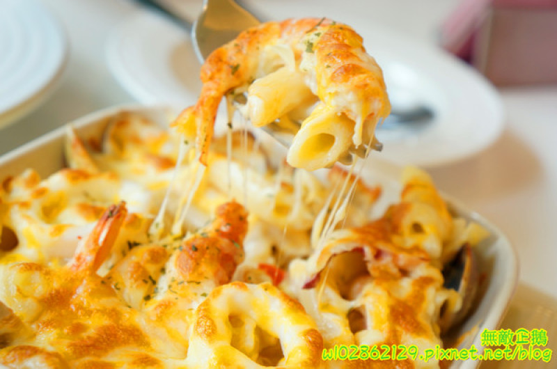 【台南-永康區】義大利麵x彩虹....大推焗烤奶油海鮮麵.巧克力布朗尼.草莓生乳酪塔...《彩虹糖 輕食•義大利麵館》        
      