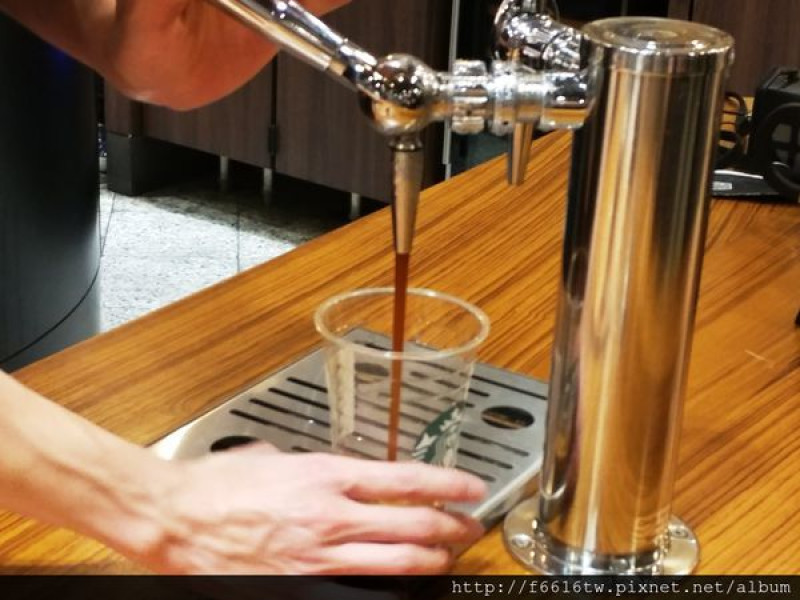 「台北東區」全台唯一 星巴克氮氣冷萃咖啡 綿密好滋味 忠孝東路只此一間