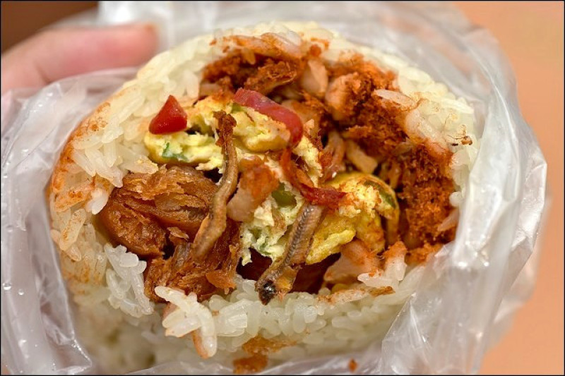 《捷運板南線/江子翠站美食》老王豆漿店~加蛋加魚辣飯團．鳥大叔超愛！