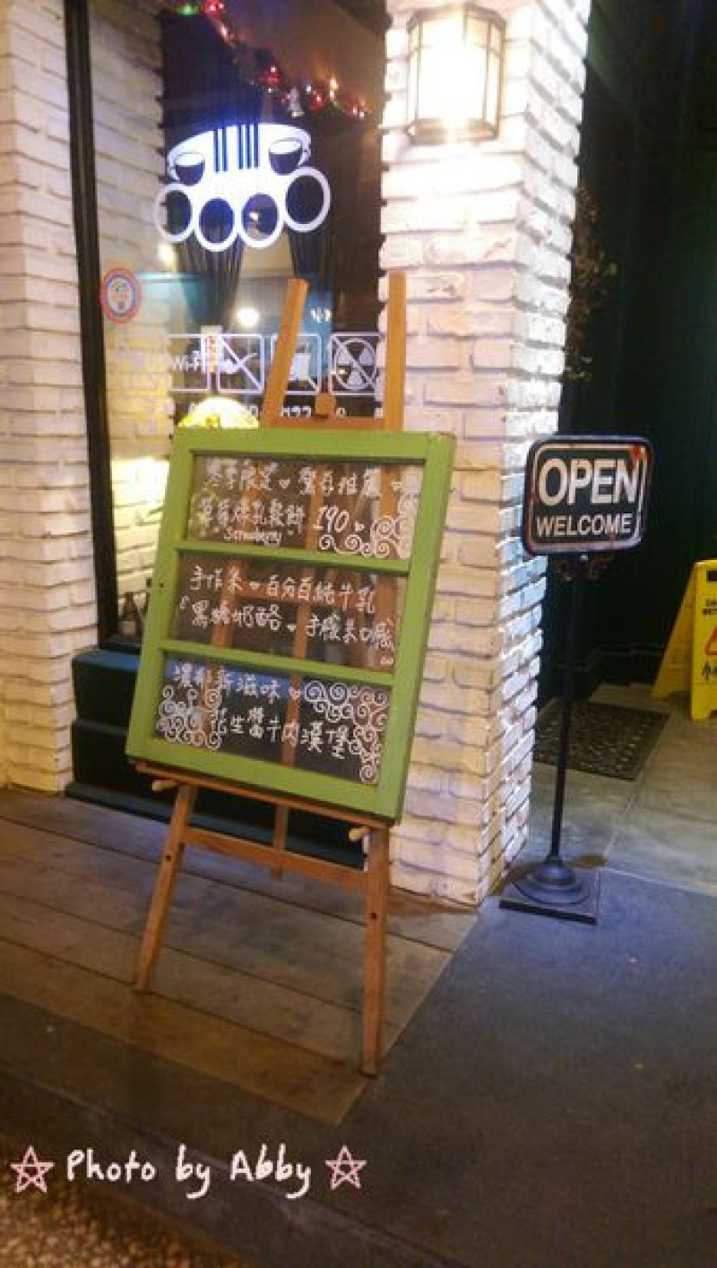 【食記】花蓮市區 。 Oops"驚奇咖啡 。 混搭風 奇怪不奇怪 。快一起來探索吧!!