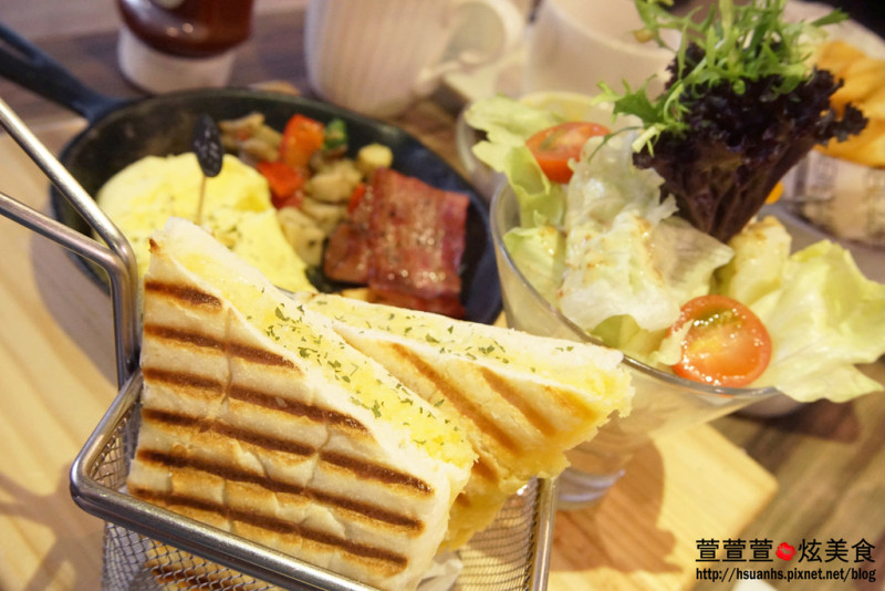 【高雄】44 Bit 拍拍餐桌 Cafe & Diner。無雷餐廳!! 吸睛DJ檯 讓你吃美食也放鬆聽好歌(推薦)