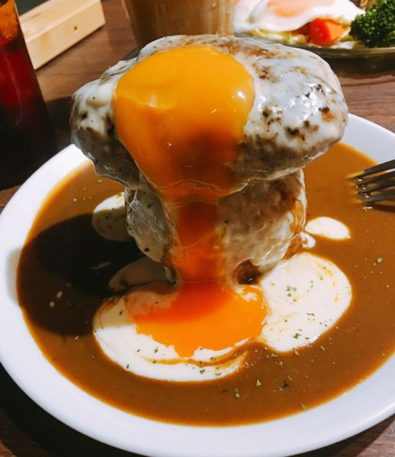 [信義安和] ❤ 米屋咖啡 ❤日出熔岩起司咖哩漢堡排，半熟蛋黃太誘人~ 別有風味的咖啡廳 / 信義安和站