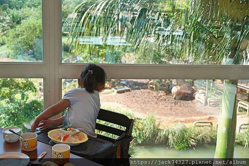 {新竹美食}六福莊關西餐廳分享：「好望角餐廳」非洲風味套餐很特別、「Phoenix餐廳」自助吧吃到飽融合客家料理吃到飽，還可以邊吃飯邊看動物