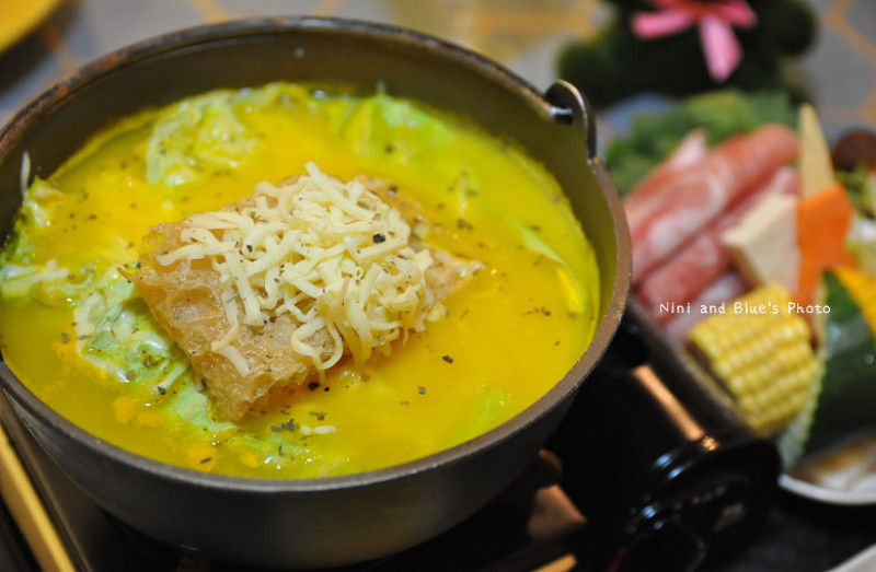 【台中東海藝術街】故事咖啡館，東海藝術街異國鄉村風、明信片餐廳，許多可愛小熊坐陪吃飯，濃郁南瓜火鍋大滿足。寵物友善餐廳，wifi、不限時、免服務費