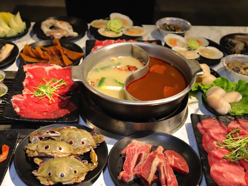 麻辣風暴北門直營店-台南頂級旗艦店新開幕：台南高cp吃到飽/麻辣火鍋X頂級燒烤 雙重享受/全新菜色新上市.嚴選安格斯牛肉.森野憨豬.七股活蝦.三股蛤蜊.鮮蚵海鮮肉品任你吃到飽.還有狸小路蛋糕.泰國明星