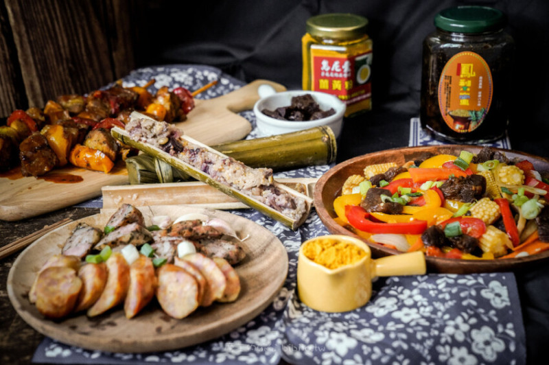 台東美食 烏囊尼特色美食x魔王 烏囊尼是布農族語 感謝之意 刺蔥香腸 薑黃香腸 柴燒鳳梨罐 五穀竹筒飯 內文