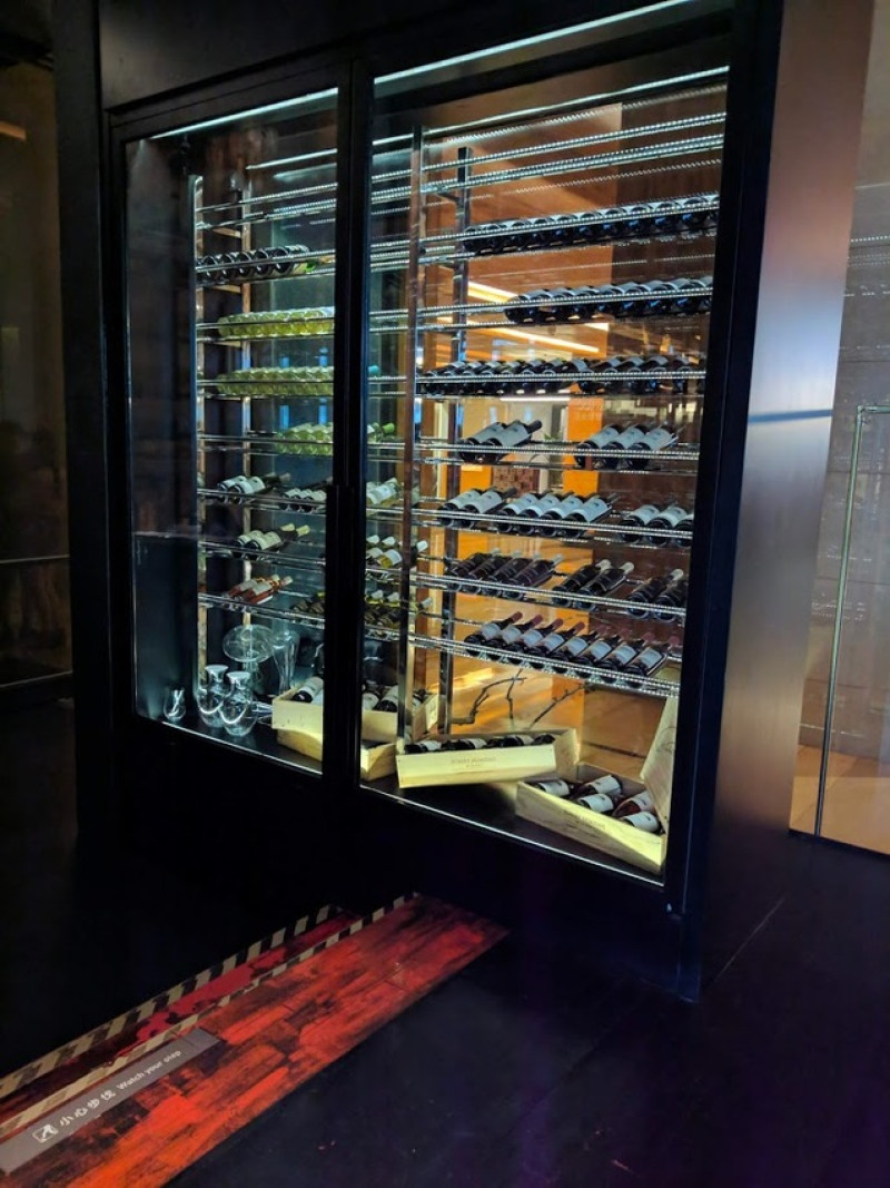 台北信義-[Just Grill] 信義誠品樓上，晶華酒店旗下品牌，靠窗座位美麗夜景，多彩沙拉吧菜色多樣新鮮美味，服務周到體貼，慶生聚會推薦牛排餐廳