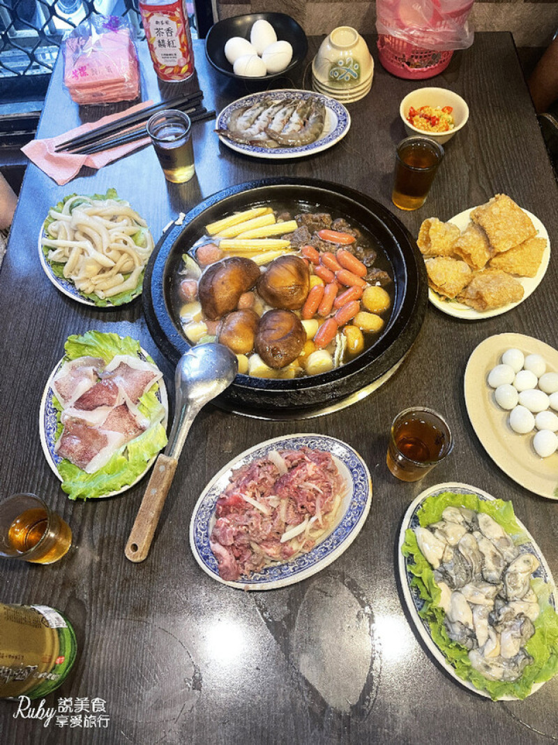 【基隆火鍋推薦】義美自助火鍋城，基隆必吃的超人氣石頭火鍋，爆香後湯頭鮮甜，料多想吃什麼自己拿，沒排隊個一小時絕對吃不到的好滋味