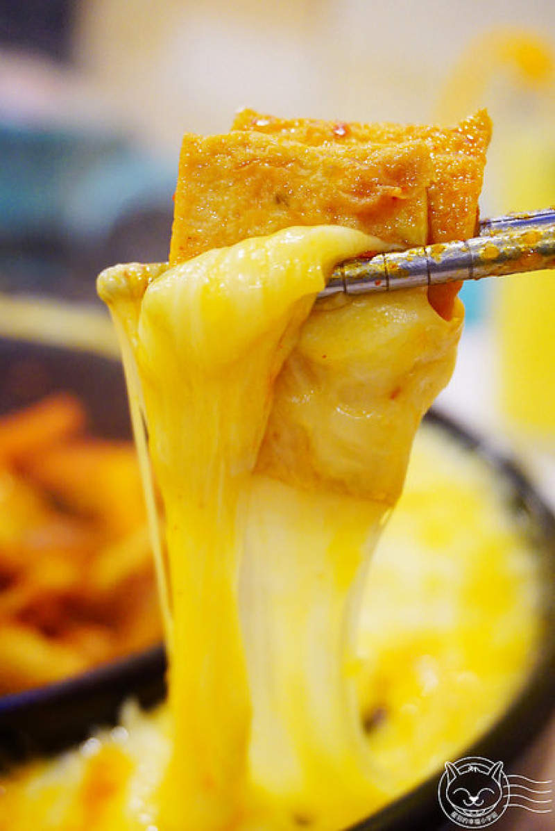 ※ OMAYA麻藥瘋雞(逢甲店) ※【星羽是吃貨-台中西屯】<沒關係，是愛情啊！>夠味春川炒雞排裹上超牽絲Q彈起司，起司控尖叫吧~!