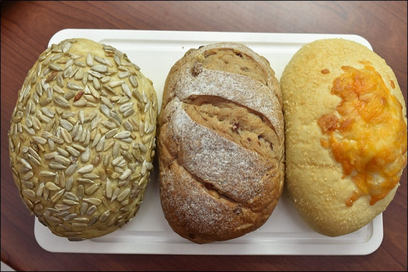 《宜蘭頭城美食》德國爸爸手作的健康美味麵包~一周只賣三天，隱藏在大溪漁港內的秒殺麵包，麵包車就定位十分鐘賣光光！