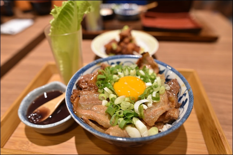 《捷運板南線美食/市政府站》Breeze微風松高開丼燒肉vs丼飯~號稱地表最強燒肉丼！？