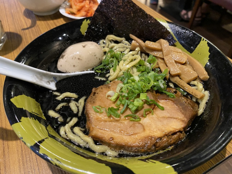 【高雄 拉麵】麵屋武藏-武骨，快速上餐的味玉叉燒黑武骨超推小菜雞翅唐揚