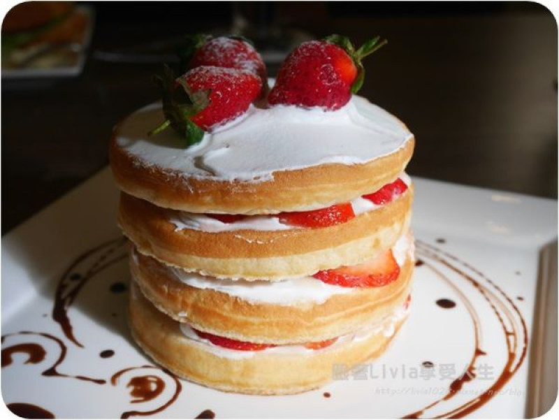 美食。餐廳│ 台南市東區 窩吧 老房子改造餐廳 早午餐 草莓鬆餅塔 ❤跟著Livia享受人生❤