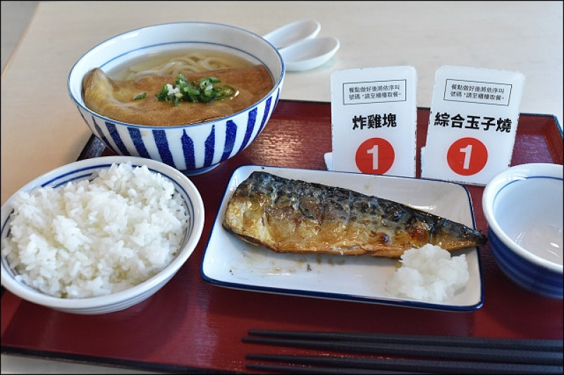 《台中美食》台中高鐵食堂~台中高鐵烏日站熱門新開店，台鐵便當之外的等車空檔新選擇！