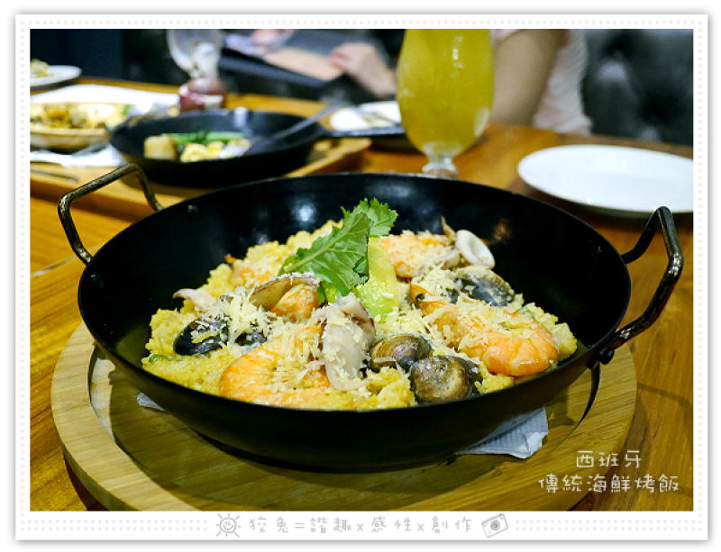 [高雄食記] 黑浮咖啡‧高美店~今年最推的複合式咖啡廳！起司薄餅、風琴馬鈴薯、西班牙烤飯、麻糬鬆餅、冰滴咖啡！