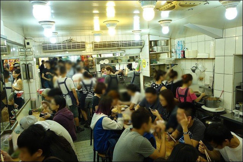 《捷運板南線/西門站美食》天天利美食坊~萬華西門町排隊美食月見魯肉飯！