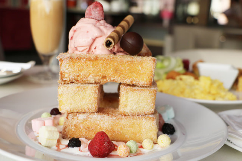 高雄 前鎮。HOTEL COZZI 和逸 高雄中山館 Le Petit餐廳，蜜糖吐司 夢幻下午茶 x 30樓高俯瞰高雄無敵美景