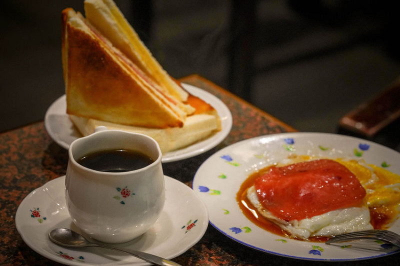 高雄咖啡廳 小堤咖啡X魔王 高雄鹽埕區 是爸爸媽媽那年代約會的咖啡廳 高雄老派咖啡廳 煎蛋 果醬吐司配咖啡 高雄美食推薦 捷運 鹽埕埔站 內文有店家資訊