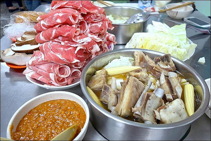 《捷運淡水信義線/劍潭站美食》士林福港街好吃羊肉爐~招牌涮羊肉片堆成山，冬季限定一周只賣三天的巷弄騎樓高檔羊肉爐！！