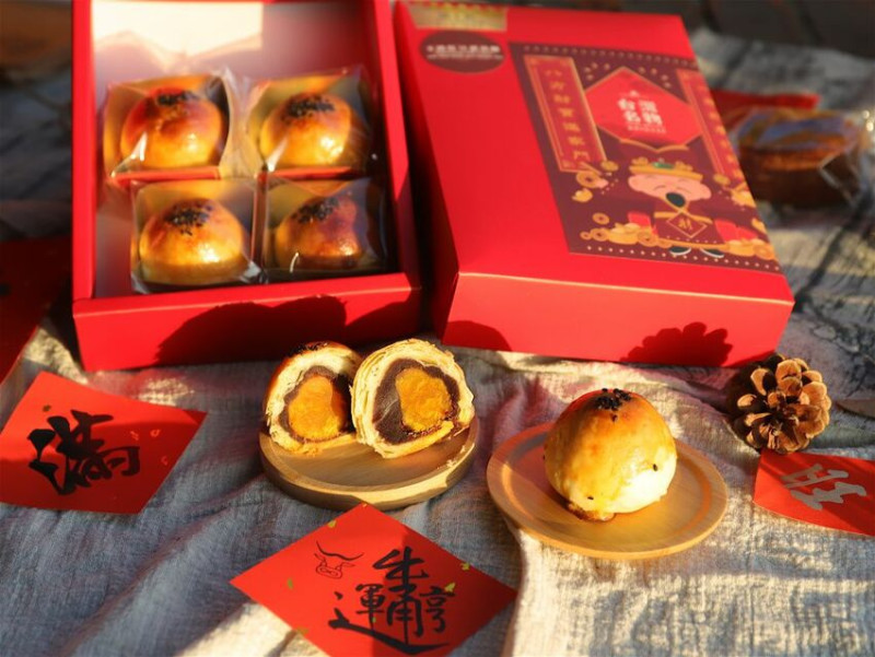 過年伴手禮推薦|香格里拉台南遠東國際大飯店推出多種賀年伴手禮盒，蛋黃酥.鳳梨酥.巴斯克蛋糕.XO醬剁椒醬雙醬禮盒/最實用美味的尊爵賀歲禮盒甜甜熱購中 - 進食的巨鼠