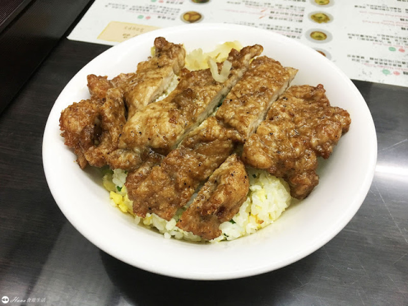 【新北新店】小樂精緻麵食館寶橋店 | 媲美鼎泰豐 想吃先排隊 神還原排骨蛋炒飯
