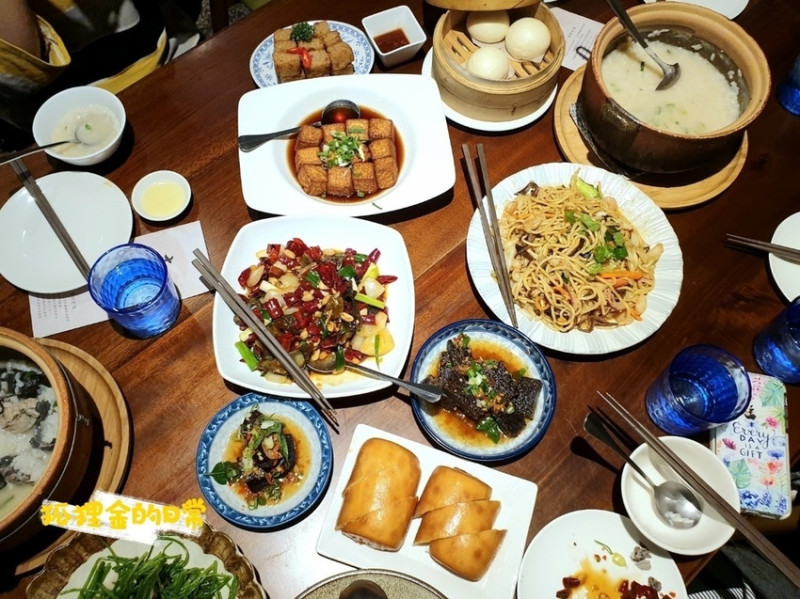 台中美食 │ 十二月粥品、茶飲、私房菜 台中最難訂位粥店 菲力牛排也入粥 復古洋樓賣的是暖暖砂鍋粥