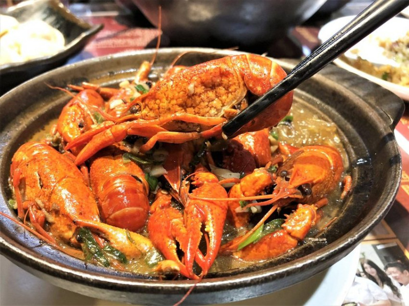 滿漢牛肉麵食堂｜麻辣控必吃麻辣小龍蝦粉絲煲！大推浮誇系鮮甜水蟹粥！西門美食推薦、西門牛肉麵推薦、台北牛肉麵推薦、西門外送推薦、台北外送推薦