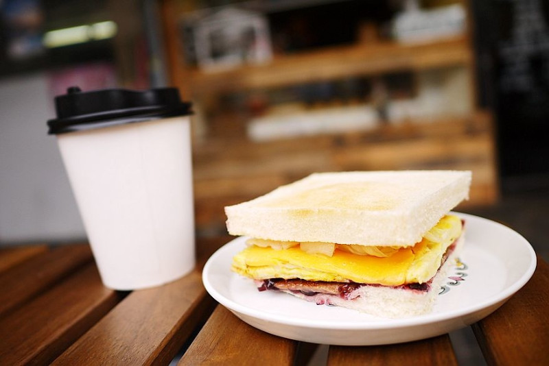 【台北】東區 早餐研究所 take out一份不一樣的美味早餐‧莓果牛肉蛋吐司‧三明治店♥♥♥
