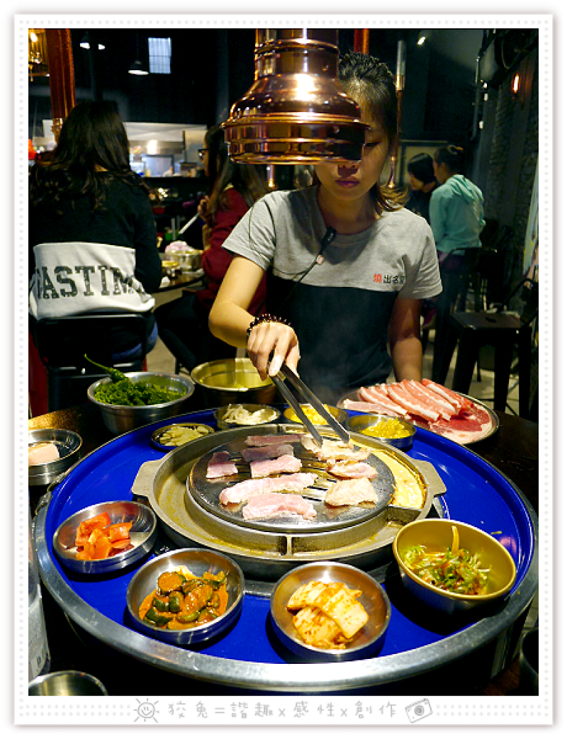 [台南食記] 燒出名堂~汽油桶韓式燒肉！多種小菜無限供應&桌邊烤肉服務！牛豬雙人套餐、明太子石鍋拌飯、都教授炸雞！