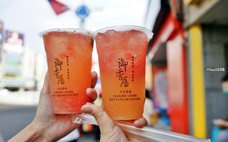 如果你還沒嘗試過，真的不要錯過！這家超人氣的飲料店推出的葡萄柚綠茶加酸梅，果粒滿滿，酸甜好滋味，每一口都讓人回味無窮，快來嚐嚐看吧。