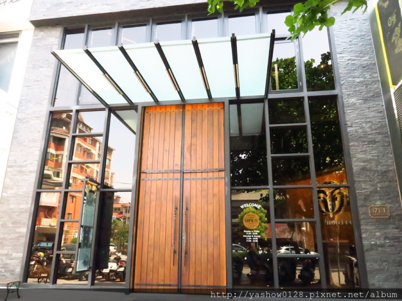 台中公益路。。燒肉風間~厚實的9A和牛霸氣登場，美好滋味的確讓人難忘~~燒肉套餐1580起跳，可惜甜點沒哈根達斯…