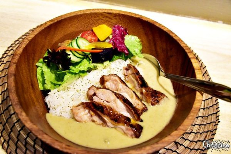 【台南。美食】 中西區 / 山林香，泰國辛香小吃，辣味十足綠辛咖裡，開胃烤雞沙拉飯，近海安路