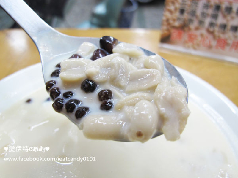 『嘉義東區_品安豆花』冬天必吃甜點暖物，薑汁豆花辣香甜，豆漿豆花濃郁，花生根本好吃阿~