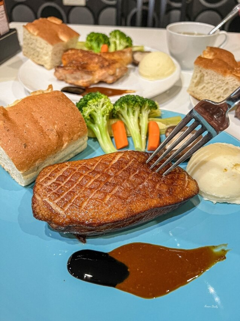 | 高雄美食 |評價超高排餐店/鴨胸超肥美一定要吃/OHGURO's Restaurant 大黑の店