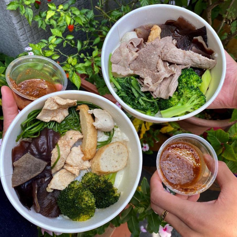 小豪洲沙茶爐-中山旗艦店：平日午餐限定！台南知名沙茶爐火鍋餐廳推出外帶便當啦！一個只要50元｜台南外帶便當.水煮便當 - 進食的巨鼠